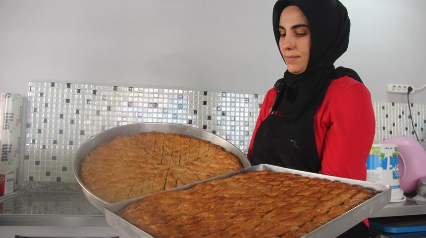 Ev yapımı baklavası ek gelir kapısı oldu! 'B&uuml;t&uuml;n kadınlara da bu işi yapmalarını tavsiye ediyorum'