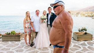 M&uuml;kemmel bir poz olacakken kareye giren o amca!