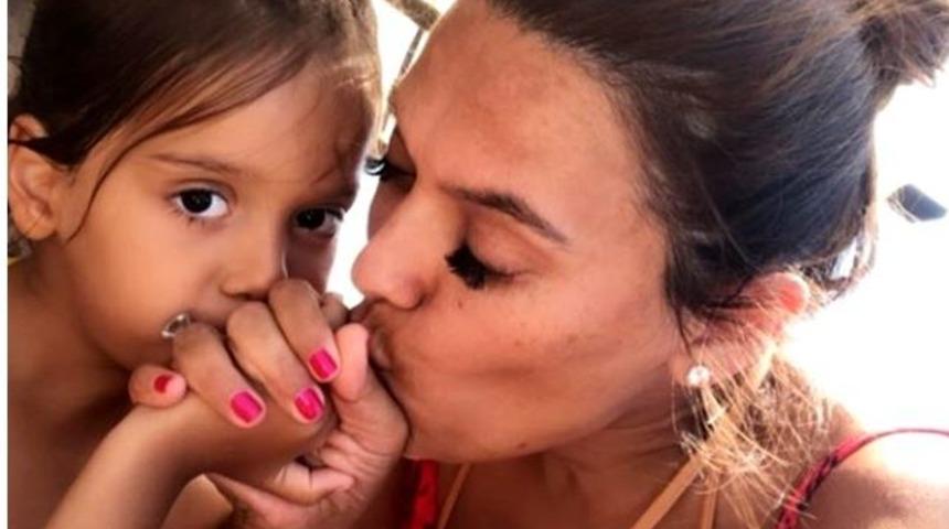 Demet Akalın, takma kirpikleriyle sosyal medyanın diline d&uuml;şt&uuml;