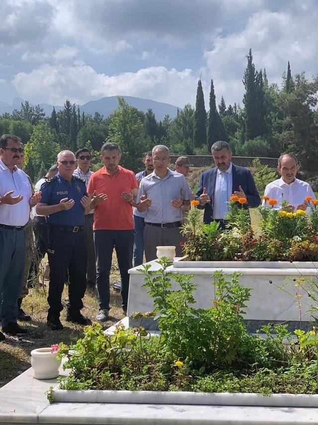 Şehitler kabirleri başında dualarla anıldı