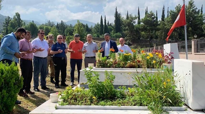 Şehitler kabirleri başında dualarla anıldı