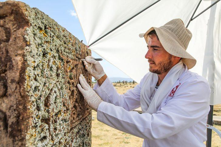 Selçuklu Meydan Mezarlığı'nın asırlık mezar taşları böyle temizleniyor G1