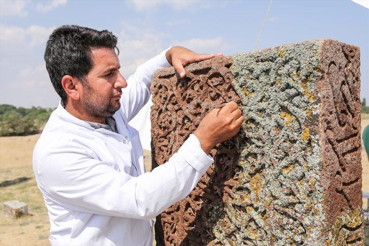 Selçuklu Meydan Mezarlığı'nın asırlık mezar taşları böyle temizleniyor G3