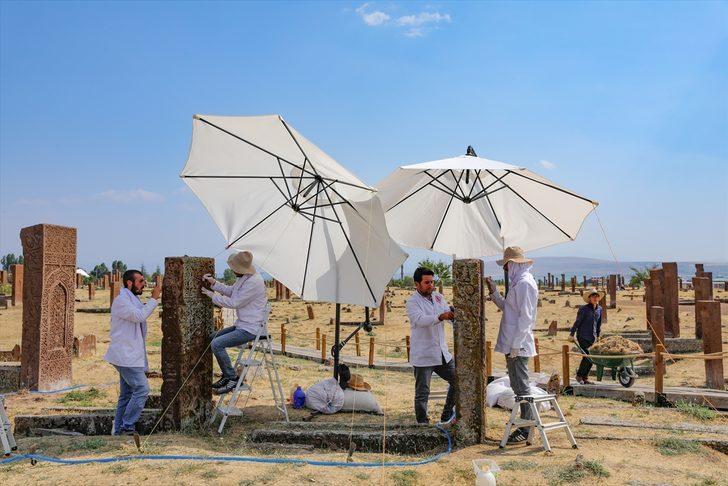 Selçuklu Meydan Mezarlığı'nın asırlık mezar taşları böyle temizleniyor G5