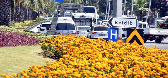 Marmaris'te tatilciler plajları doldurdu