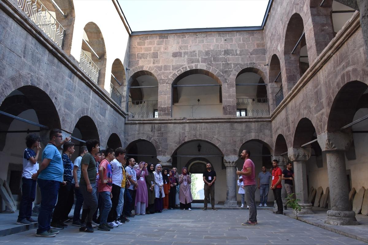 &Uuml;&ccedil; asırlık medrese yeni y&uuml;z&uuml;yle ziyaret&ccedil;ilerini ağırlıyor