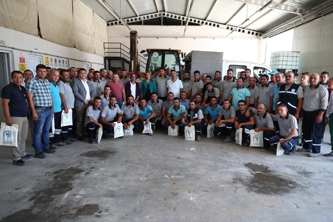 Başkan Doğan, hem esnafla hem personelle bayramlaştı