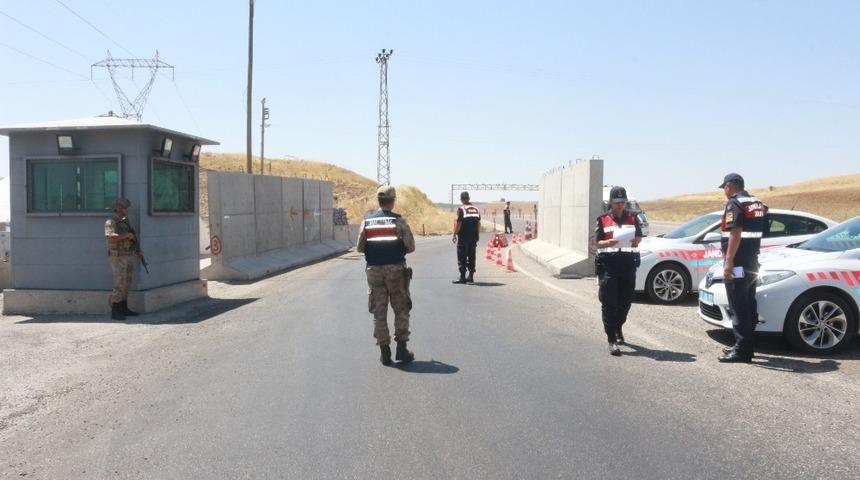 Jandarma ekipleri bayram tatiline &ccedil;ıkan s&uuml;r&uuml;c&uuml;leri uyardı