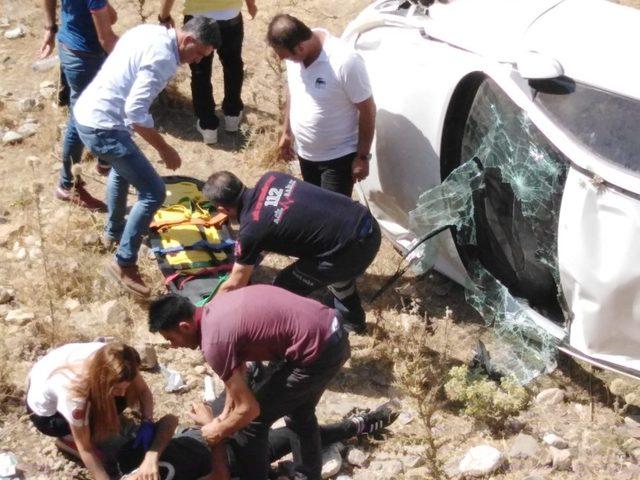 Sason’da otomobil şarampole yuvarlandı: 2 yaralı 1