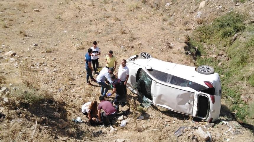 Sason&rsquo;da otomobil şarampole yuvarlandı: 2 yaralı