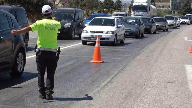 43 ilin geçiş noktasında trafik yoğunluğu devam ediyor