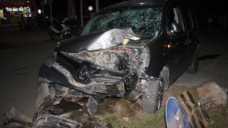 Kaza yapan alkoll&uuml; s&uuml;r&uuml;c&uuml;, bah&ccedil;ede baygın bulundu