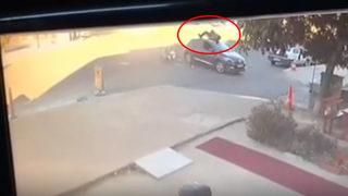 Korkutan an! Aracın tavanına d&uuml;şt&uuml;