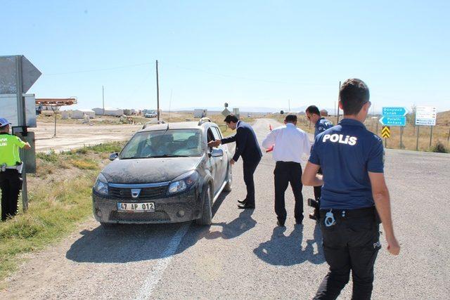 Günyüzü Kaymakamı Koray Çelik’ten çikolatalı trafik denetimi