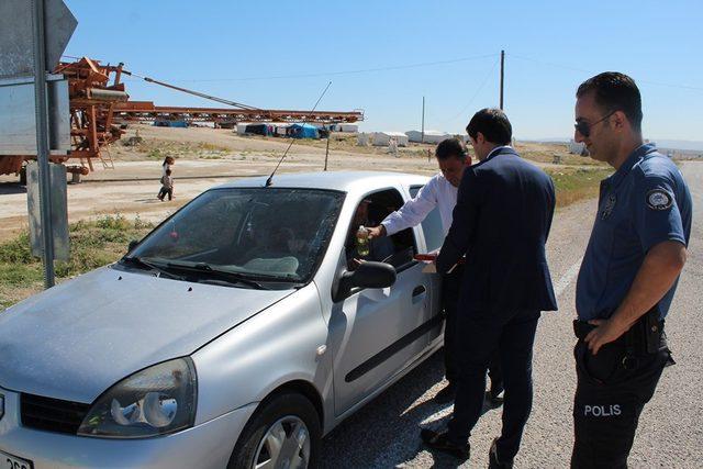 Günyüzü Kaymakamı Koray Çelik’ten çikolatalı trafik denetimi