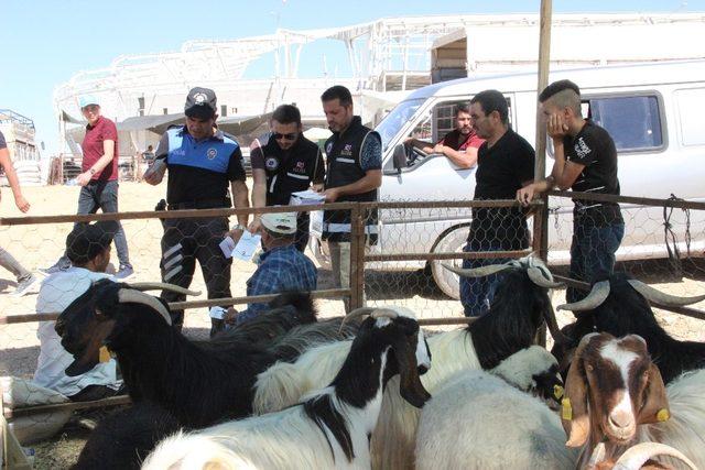 Polisin verdiği sahte parayı kontrol etmeden aldı