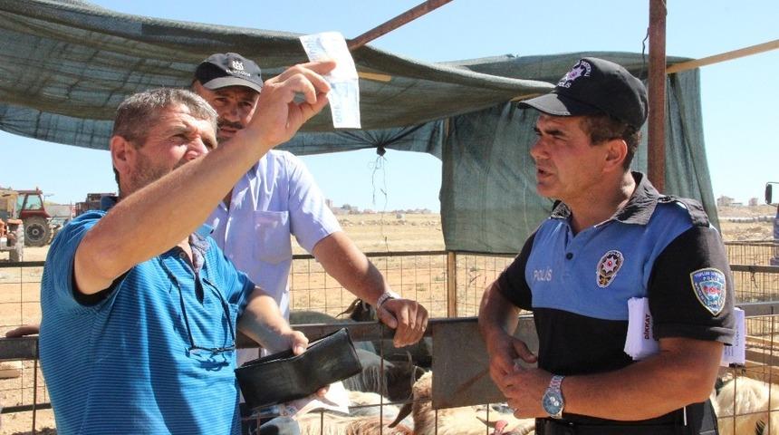 Polisin verdiği sahte parayı kontrol etmeden aldı