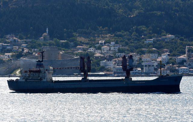 Rus askeri kargo gemisi ve askeri römorkörü Çanakkale Boğazı'ndan geçti