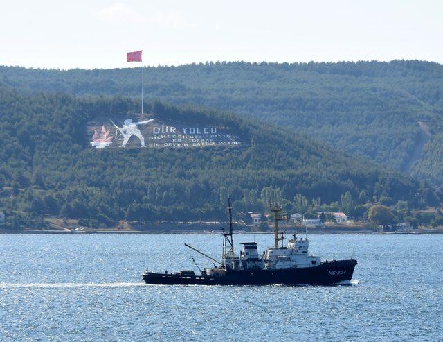 Rus askeri kargo gemisi ve askeri römorkörü Çanakkale Boğazı'ndan geçti