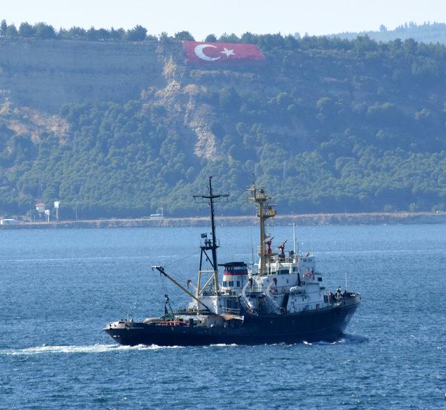 Rus askeri kargo gemisi ve askeri römorkörü Çanakkale Boğazı'ndan geçti