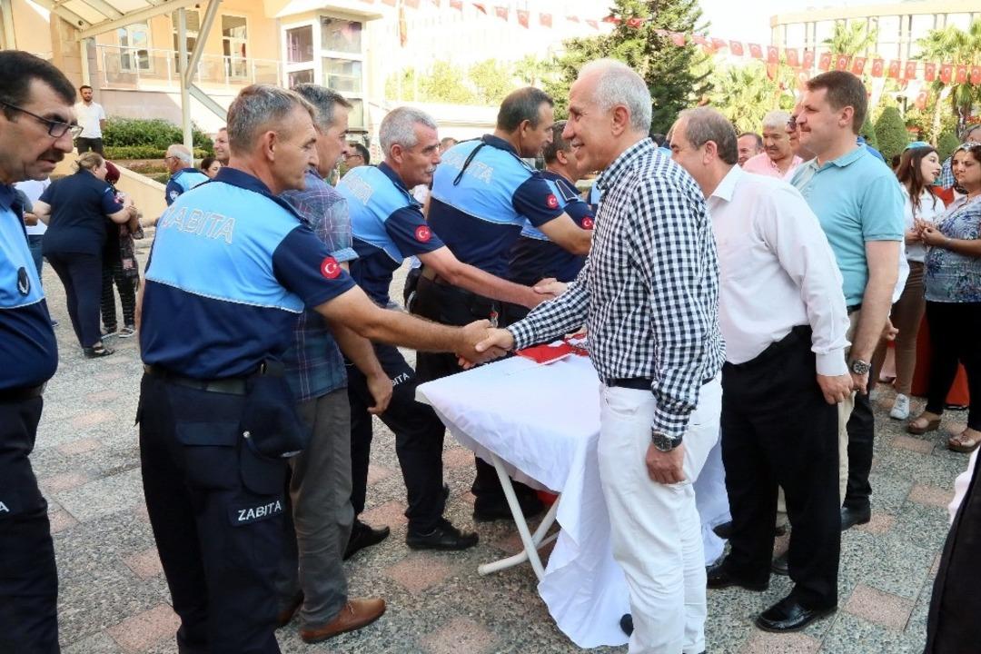 Başkan G&uuml;ltak, personeli ile bir araya gelerek bayramlarını kutladı