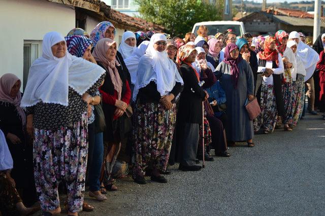 Kaldırımda minibüs çarpan Seda ve annesi toprağa verildi