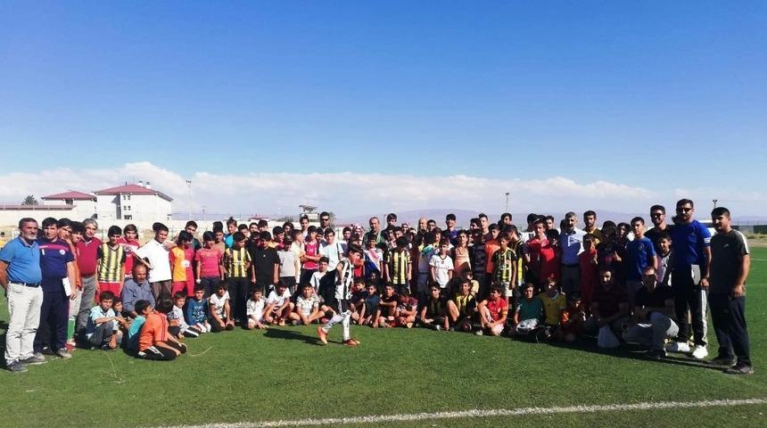 Erciş Gen&ccedil;lik Belediye Spor futbolcu se&ccedil;melerini tamamladı