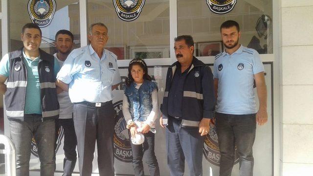 Alışverişte kaybolan Şevval'i zabıta buldu