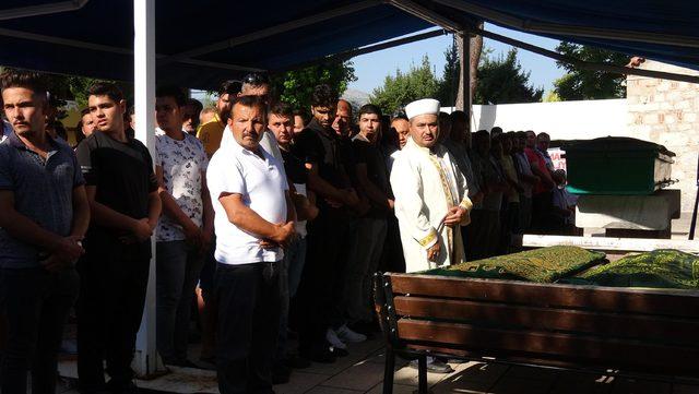 Yemin törenine giderken kazada ölen 3 kişi toprağa verildi