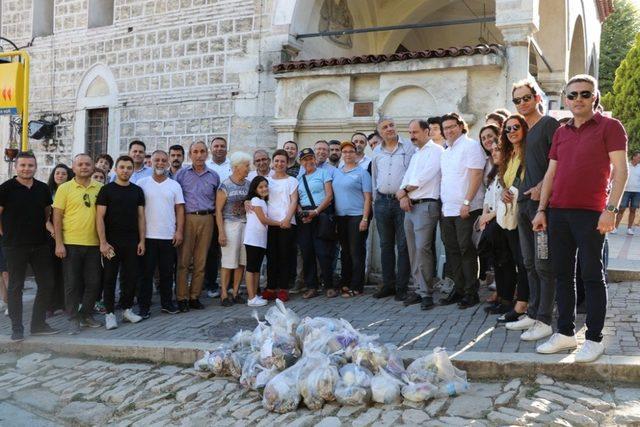 Bayram öncesi çocuklar ve vatandaşlar Osmanlı kentinde çevreyi temizledi