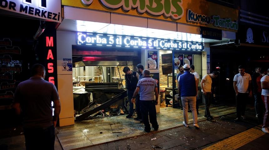 Ankara'da kontrolden &ccedil;ıkan ara&ccedil; d&uuml;kkana daldı