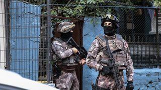 SON DAKİKA | Sakarya'da rehine alarmı! Eline ne geçirdiyse polislere fırlattı, Özel Harekat devreye girdi