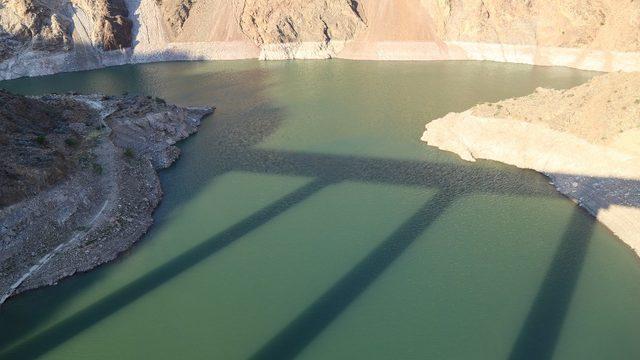 Deriner Barajı dolulukta yüzde yüz seviyeye ulaştı, asırlık köy yeniden sular altında kaldı