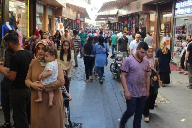 Çarşı pazarda bayram yoğunluğu yaşanıyor