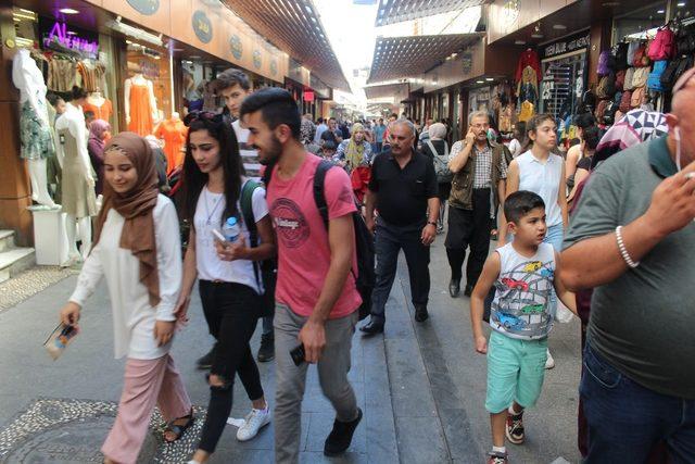 Çarşı pazarda bayram yoğunluğu yaşanıyor