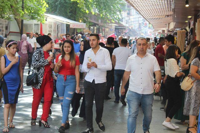 Çarşı pazarda bayram yoğunluğu yaşanıyor