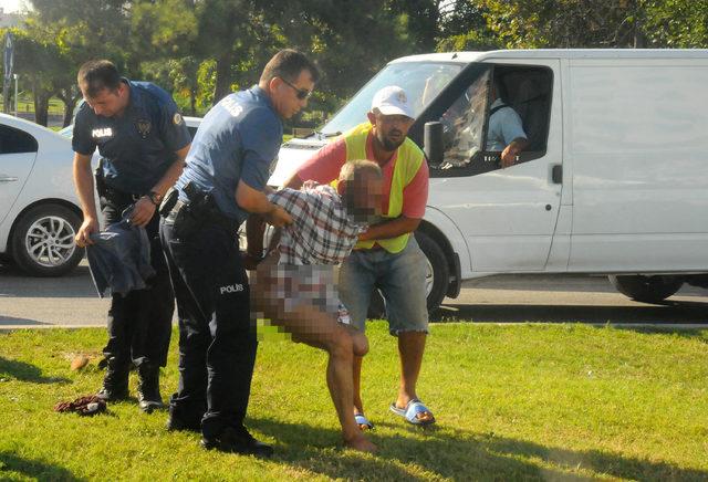 Polisi görünce soyundu