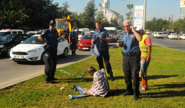 Polisi görünce soyundu