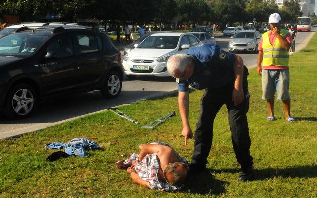 Polisi görünce soyundu