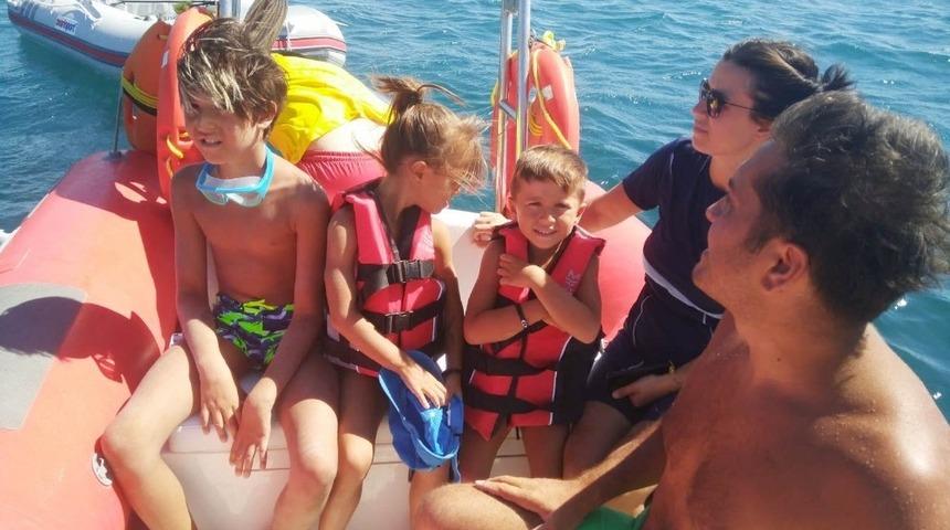 Burhaniye&rsquo;de denizde arızalanan teknedekileri itfaiye kurtardı