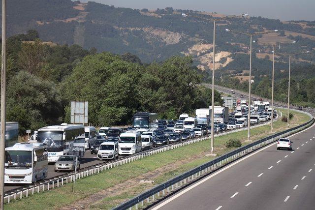 Bolu’da, TEM Otoyolu’nda bayram trafiği yoğunluğu