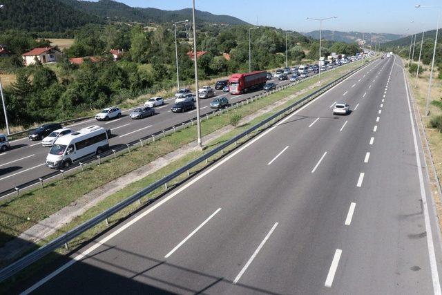 Bolu’da, TEM Otoyolu’nda bayram trafiği yoğunluğu