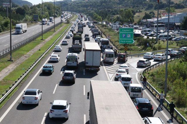 Bolu’da, TEM Otoyolu’nda bayram trafiği yoğunluğu