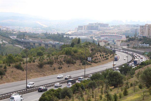 TEM Otoyolu’ndaki yoğunluk bayrama 1 gün kala arttı