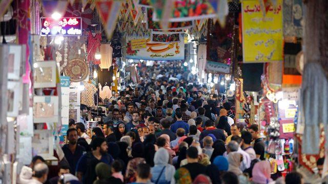 Yaptırımların yeniden konmasıyla genel olarak fiyatlar arttı ve İran parası önemli değer kaybına uğradı