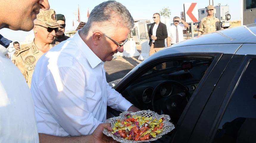 Vali Pekmez uygulama noktasında trafik denetimine katıldı