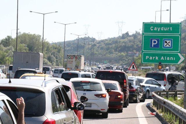 Bolu’da, bayram trafiğine takılan tatilciler dinlenme tesislerine akın etti