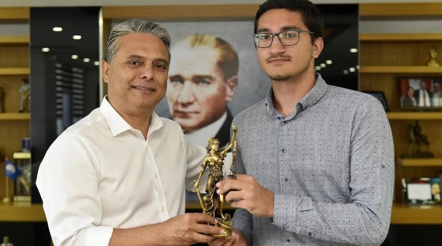 Uysal’dan hukukçu adayına, ’Themis’ hediyesi