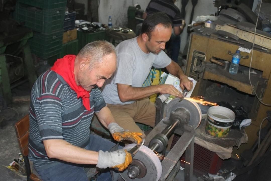 Kurban Bayramı&rsquo;nın gelmesiyle vatandaşlar bı&ccedil;ak&ccedil;ı esnafının yolunu tuttu