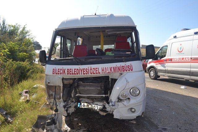 Bilecik’te otomobil ile minibüs kafa kafaya çarpıştı: 2 yaralı